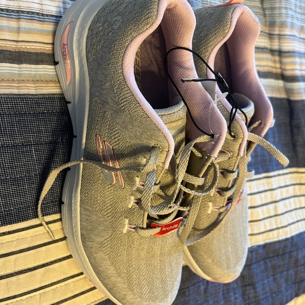 Skechers Archfit Comfy Wave